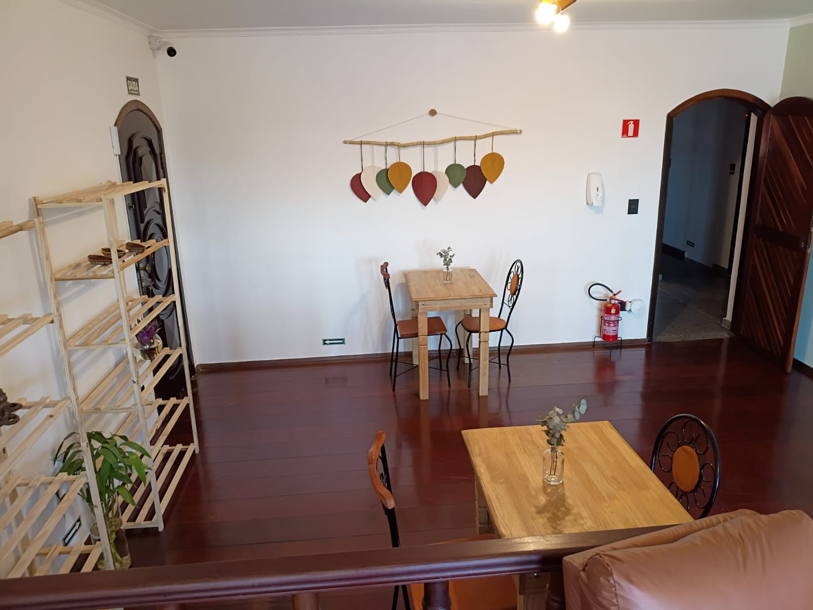 Ambiente decorado com mesas para convivência e atividades