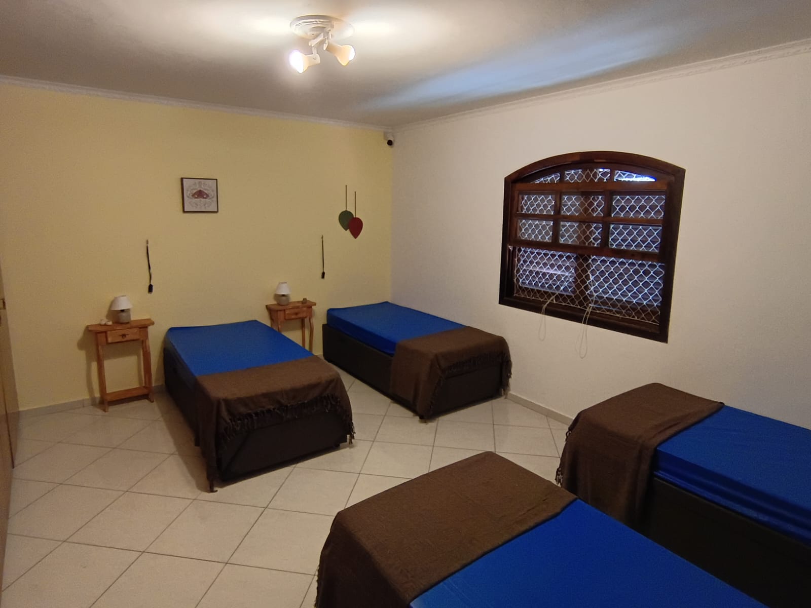 Quarto amplo com quatro camas e circulação livre