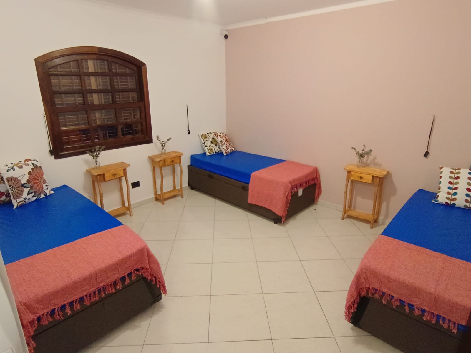 Quarto compartilhado com três camas da GERAS